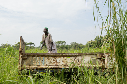 A team of UN Security officials travelled through parts of Central Equatoria, Western Equatoria, and Western Bahr El Ghazal, to assess the state of the road and other conditions, including local conditions that might impact travel. A woman mixes cassava flour in the back of an old UN vehicle in Langwa Payam, on the road between Maridi and Mundri, Western Equatoria. 26 July 2014 Western Equatoria, South Sudan