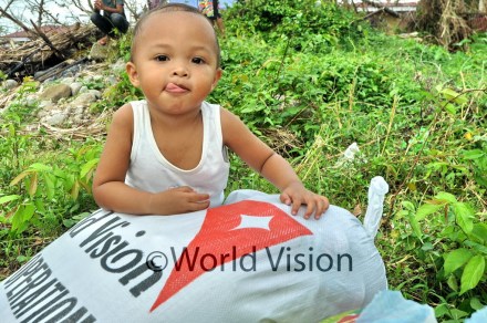 World Vision distributes food and hygiene kits to families affected by Typhoon Haiyan in Bantigui, Ormoc, on 26 November 2013